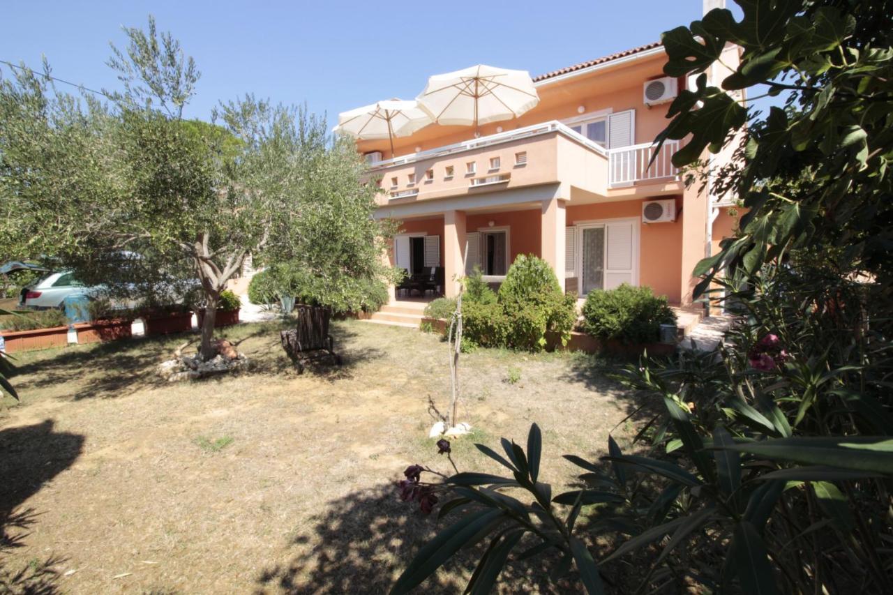 Studios & Rooms Fiesta Novalja Exterior photo